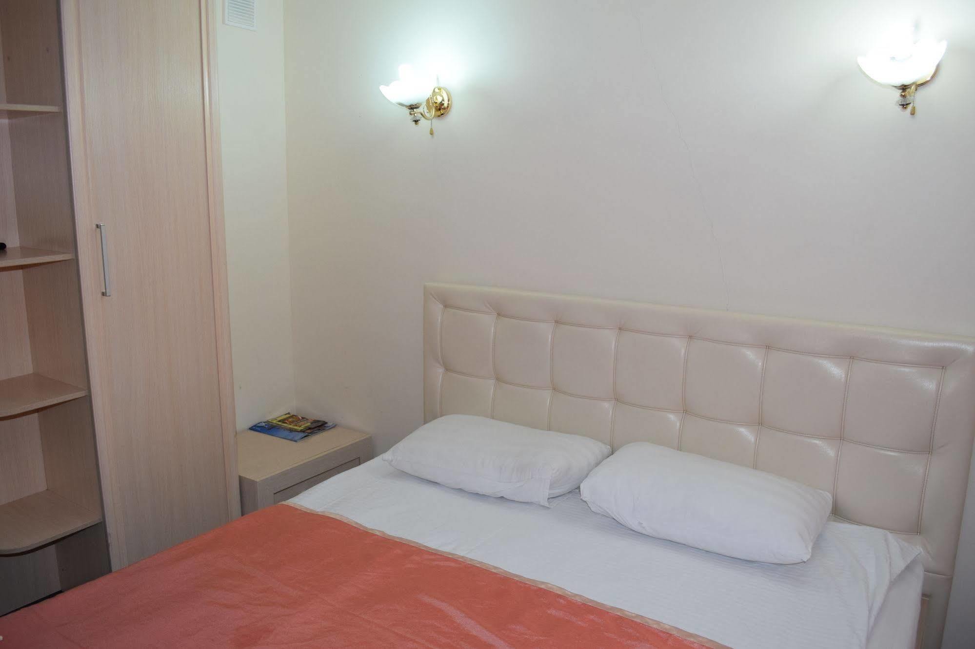 Bayterek Hotel Astana Buitenkant foto